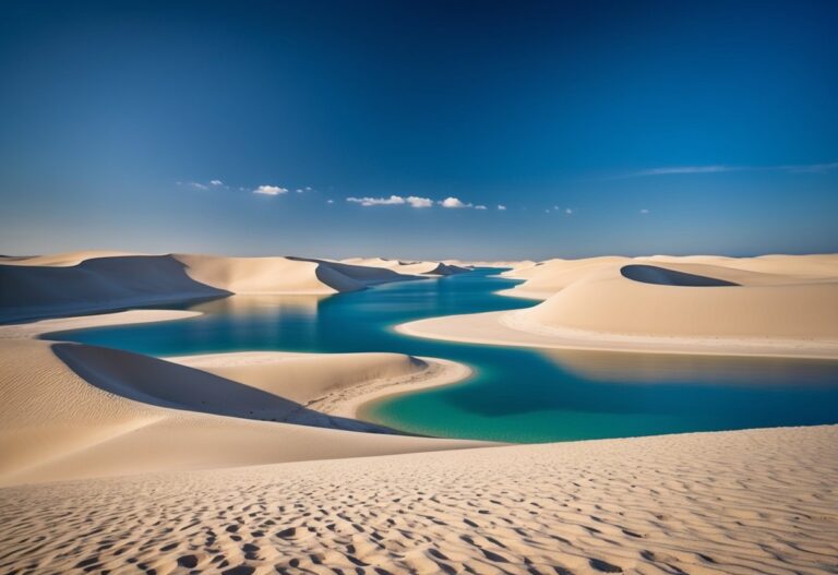 Vastas dunas de areia encontram lagoas azuis claras sob um céu brilhante e sem nuvens em Lençóis Maranhenses